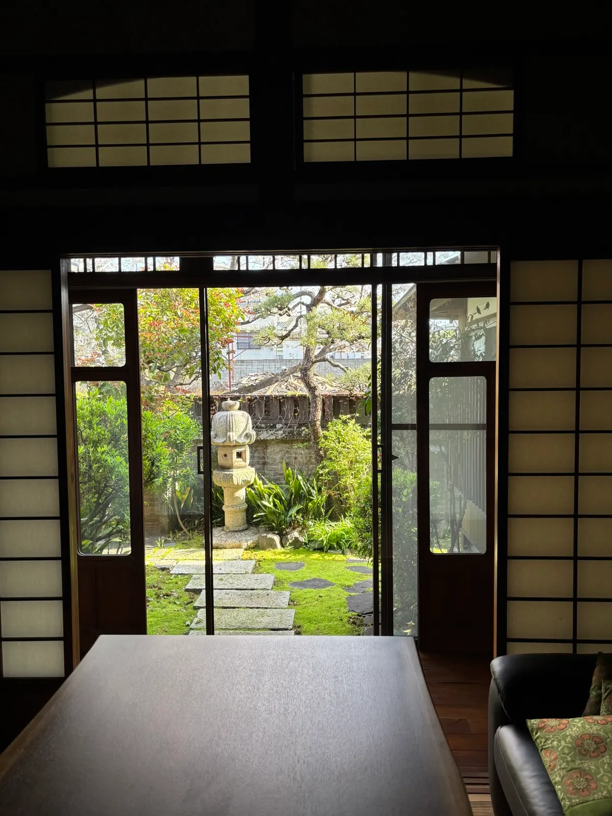 障子越しに中庭を望むGuest House Sakichiの館内