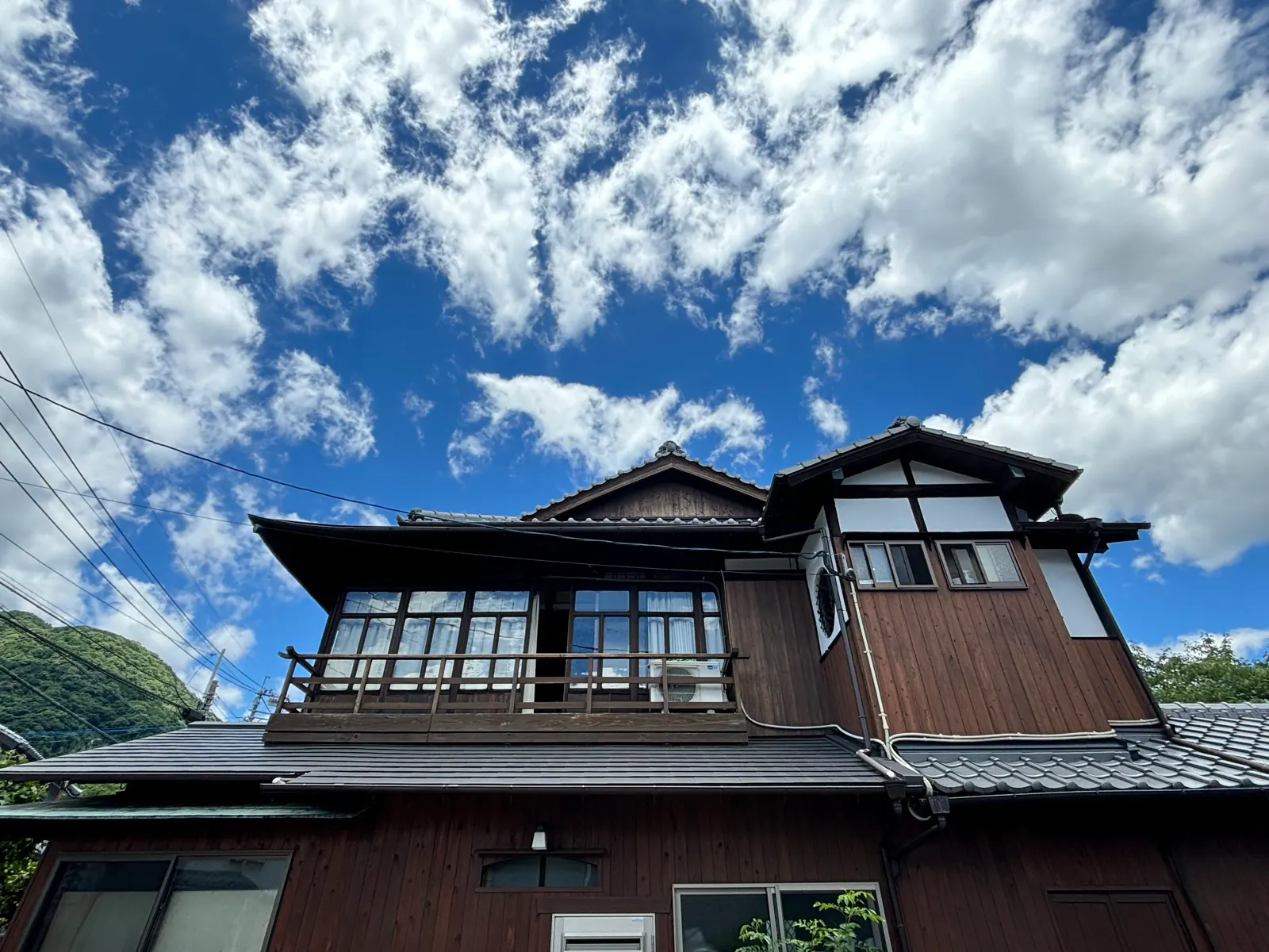 青空と雲を背景にした茶吉の屋根と外観