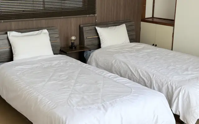 Closer view of the two beds in Oto room（音の客室のベッド近景）