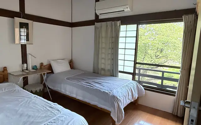Two single beds in Sakura room（桜の客室のシングルベッド2台）