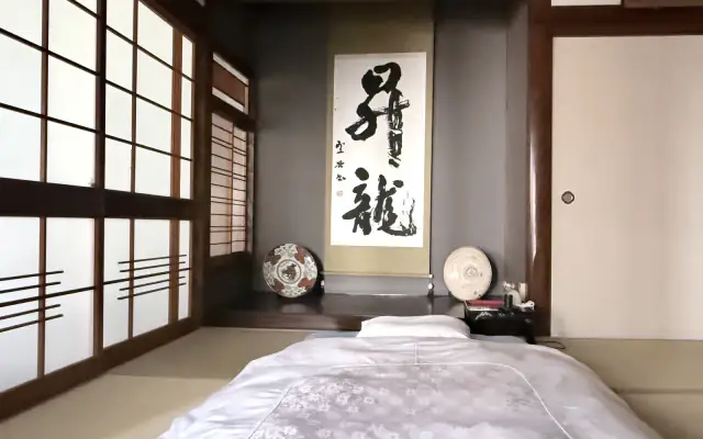 Take room with a decorative alcove and shoji screens（床の間と障子のある竹の和室）