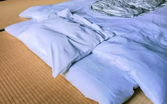 Futon bedding and low table in Tsubaki room（椿の布団と座卓）