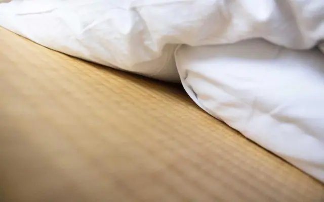 Close view of Tsubaki tatami and futon（椿の畳と布団の近景）