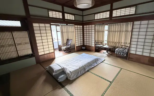 Ume tatami room with futon bedding and shoji screens（布団と障子を備えた梅の和室）