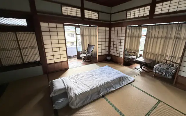 Futon bedding and window seating in Ume room（梅の和室の布団と窓辺）